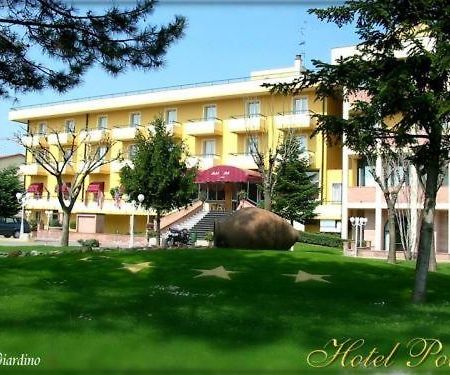 Hotel Poli Castelnovo di Sotto Exteriör bild