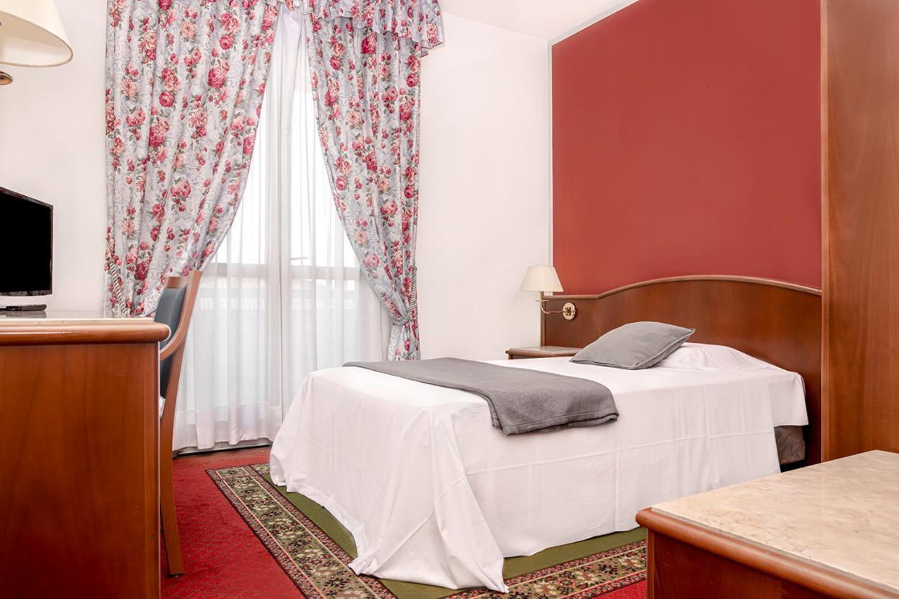 Hotel Poli Castelnovo di Sotto Exteriör bild