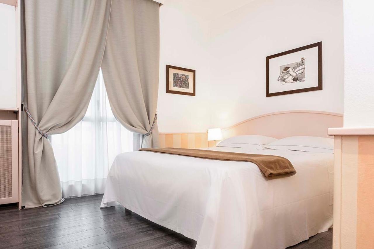 Hotel Poli Castelnovo di Sotto Exteriör bild